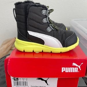 Puma like new snow boots, toddler size 4C